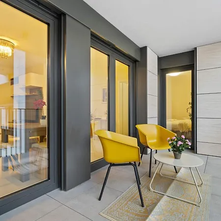 Stylish With Balcony Wifi & Free Parking Apartment