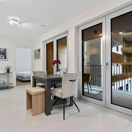 Stylish With Balcony Wifi & Free Parking