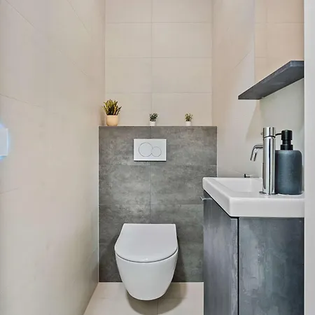 Apartment Stylish With Balcony Wifi & Free Parking