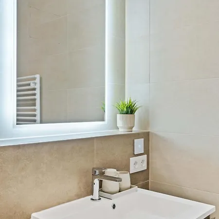 Stylish With Balcony Wifi & Free Parking Apartment