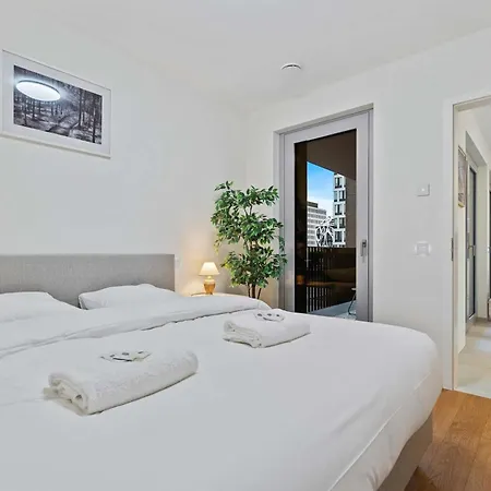 Apartment Stylish With Balcony Wifi & Free Parking