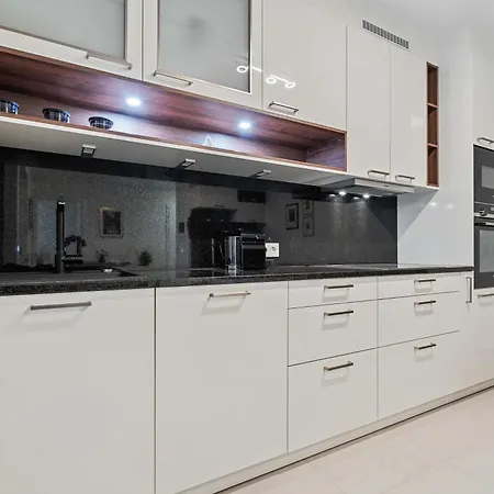 Apartment Stylish With Balcony Wifi & Free Parking *