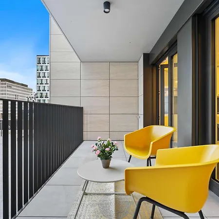 Stylish With Balcony Wifi & Free Parking *
