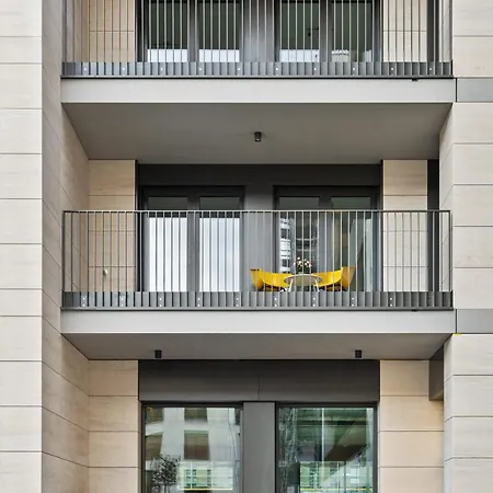 Stylish With Balcony Wifi & Free Parking Apartment
