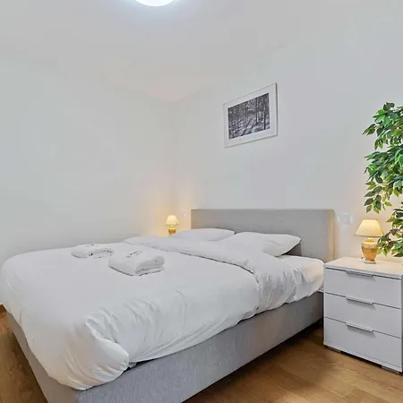 Apartment Stylish With Balcony Wifi & Free Parking