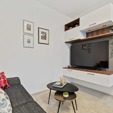 Stylish With Balcony Wifi & Free Parking *