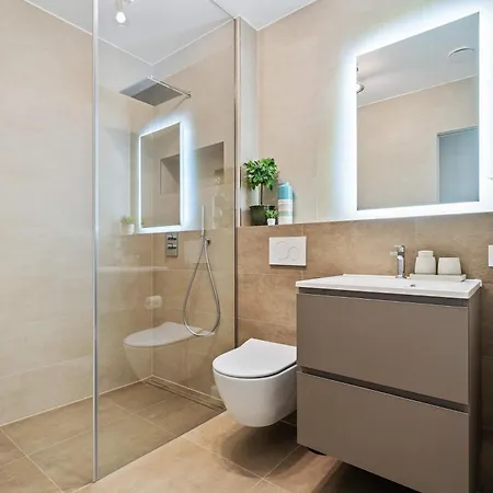 Stylish With Balcony Wifi & Free Parking *
