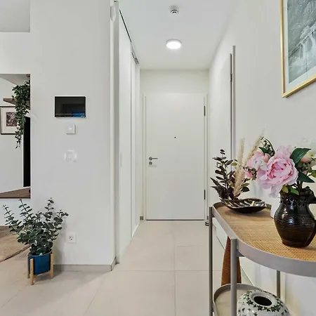 Stylish With Balcony Wifi & Free Parking